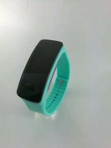 Gros plan du bracelet de sport en silicone vert menthe avec boucle métallique et texture