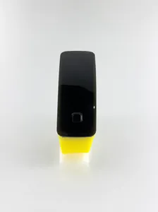 Vue de dessus du bracelet en silicone jaune et de l'écran tactile LED rectangulaire noir