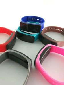 Gros plan de bracelets en silicone colorés et d'écrans LED rectangulaires pour montres sport