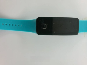 Détail du bracelet en silicone cyan avec design perforé sur montre sport LED