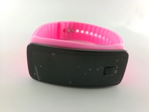 Détail du bracelet en silicone rose et de l'écran tactile LED de la montre sport
