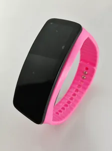 Détail du bracelet de tracker fitness en silicone rose avec boucle métal et écran LED