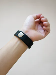 Détail d'un bracelet de montre de sport en silicone noir avec boucle en métal argenté