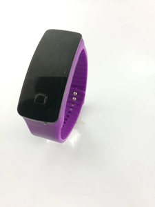 Détail du bracelet en silicone violet et de l'écran tactile LED noir de la montre de sport