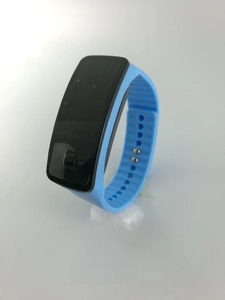 Gros plan sur le bracelet en silicone bleu clair et l'écran tactile LED de la montre