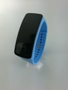 Détail du bracelet en silicone bleu clair et de la boucle sur cette montre LED de sport