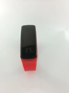 Détail de la montre de sport LED en silicone rouge avec écran tactile noir rectangulaire