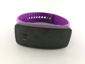 Détail du bracelet en silicone violet avec boucle réglable pour montre numérique LED