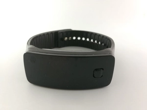 Détail de la montre LED tactile noire avec bracelet de sport en silicone texturé
