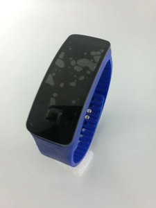 Vue détaillée du bracelet de montre de sport LED en silicone bleu et des contacts de charge
