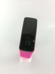 Détail du bracelet sport en silicone rose avec écran tactile LED noir élégant