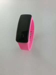 Montre de sport LED en silicone rose avec écran tactile rectangulaire noir