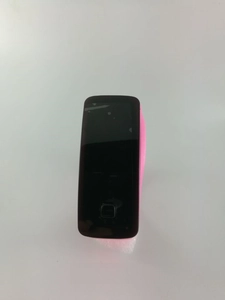 Vue frontale d'une montre numérique LED rose dotée d'un écran tactile noir minimaliste