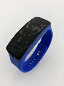 Gros plan d'un bracelet en silicone bleu avec montre numérique tactile à LED