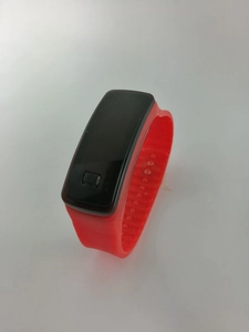 Vue détaillée du bracelet de sport en silicone rouge avec trous réglables et écran numérique