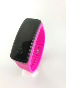 Détail du bracelet de sport en silicone rose avec un écran tactile LED rectangulaire