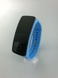 Détail du bracelet réglable en silicone bleu ciel et écran LED de la montre de sport