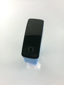 Détail de l'écran tactile LED noir et du bracelet en silicone bleu de la montre de sport