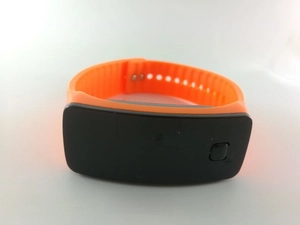 Détail du bracelet de sport LED en silicone orange et de l'écran tactile noir