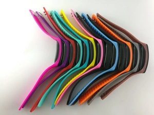Gros plan de bracelets de montre en silicone mat flexible en plusieurs couleurs pour montres