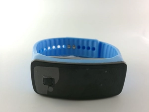 Détail du bracelet sport en silicone bleu perforé pour montre LED numérique