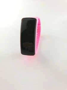 Vue détaillée du bracelet en silicone rose et de l'écran tactile LED de la montre