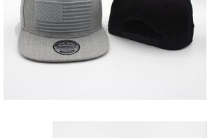Détail de la casquette grise avec broderie drapeau USA et fermeture snapback noire