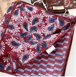 Vue détaillée du motif paisley rétro et des rayures bleues sur le foulard en polyester