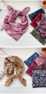 Détail de foulards en soie à motifs paisley vintage en plusieurs couleurs sur blanc
