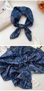 Détail d'un foulard en coton et lin bleu marine à motif cachemire avec texture douce