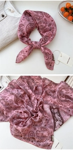 Détail du foulard en coton rose à motif paisley avec étiquette de la marque