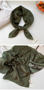 Vue détaillée d'un foulard vintage en coton et lin vert foncé à motif paisley avec étiquettes