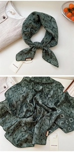 Détail du motif cachemire vert foncé sur un foulard décoratif en coton et en lin
