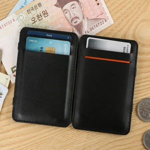 Portacarte minimalista in pelle PU nera con dettaglio arancione su legno chiaro