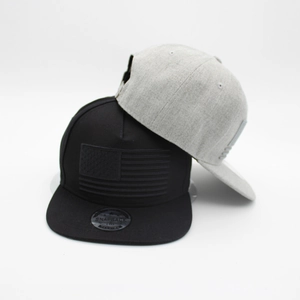 Casquette snapback à bord plat avec broderie drapeau américain en noir et gris