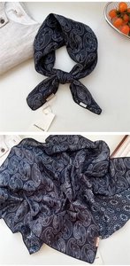 Détail d'un foulard en coton et lin bleu marine à motif paisley avec étiquette de marque