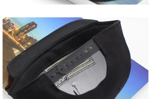 Détail de la fermeture snapback réglable et des coutures internes de la casquette