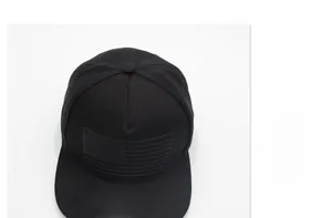 Détail de la casquette snapback noire avec broderie drapeau américain et autocollant argent