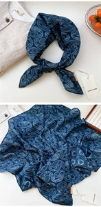 Détails d'un foulard en soie bleu foncé à motif cachemire avec texture de tissu de qualité
