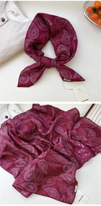 Détail macro du foulard en coton bordeaux à motif paisley avec couture de bordure
