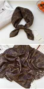 Détail d'un foulard en soie marron à motif cachemire vintage avec un tombé de haute qualité