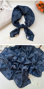 Détail d'un foulard en soie bleu marine à motif cachemire avec texture et étiquettes