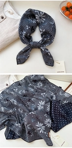 Détail d'un foulard vintage avec imprimés marguerites, motif à carreaux et pois