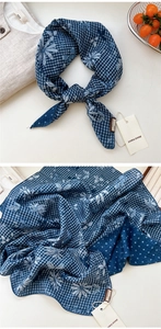 Vue détaillée du foulard en coton et lin avec motifs floraux et imprimés paisley vintage