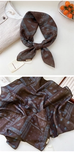 Détail d'un foulard carré en laine avec motif paisley et texture de tissu doux