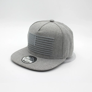 Casquette de baseball snapback grise avec broderie du drapeau américain monochrome