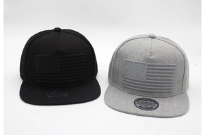 Détail des casquettes snapback noires et grises avec broderie drapeau américain