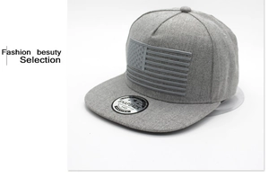 Détail de la broderie drapeau américain et de l'autocollant Snapback sur une casquette grise
