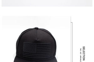 Détail de la broderie du drapeau américain noir sur le tissu texturé de la casquette hip hop