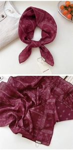 Détails du foulard en coton et lin bordeaux avec motif paisley et texture du tissu